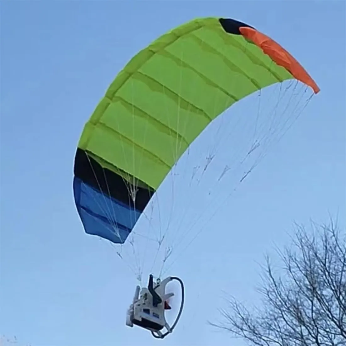 2.4G RC Electric Stunt Mini Paraglider Model High-Altitude Stunt Flight Paraglider Toy Paragliding Cloth Colour is Random (RTF Version)
