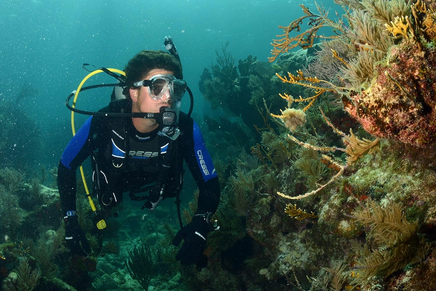 Cressi Lightest Travel Scuba Diving BCD - Folds Completely to Save Space - Fully Accessorised: 8 D-Rings, 2 Wide Side Pockets, 2 Rear Trim Pockets - High Lift Capacity - Travelight: Designed in Italy