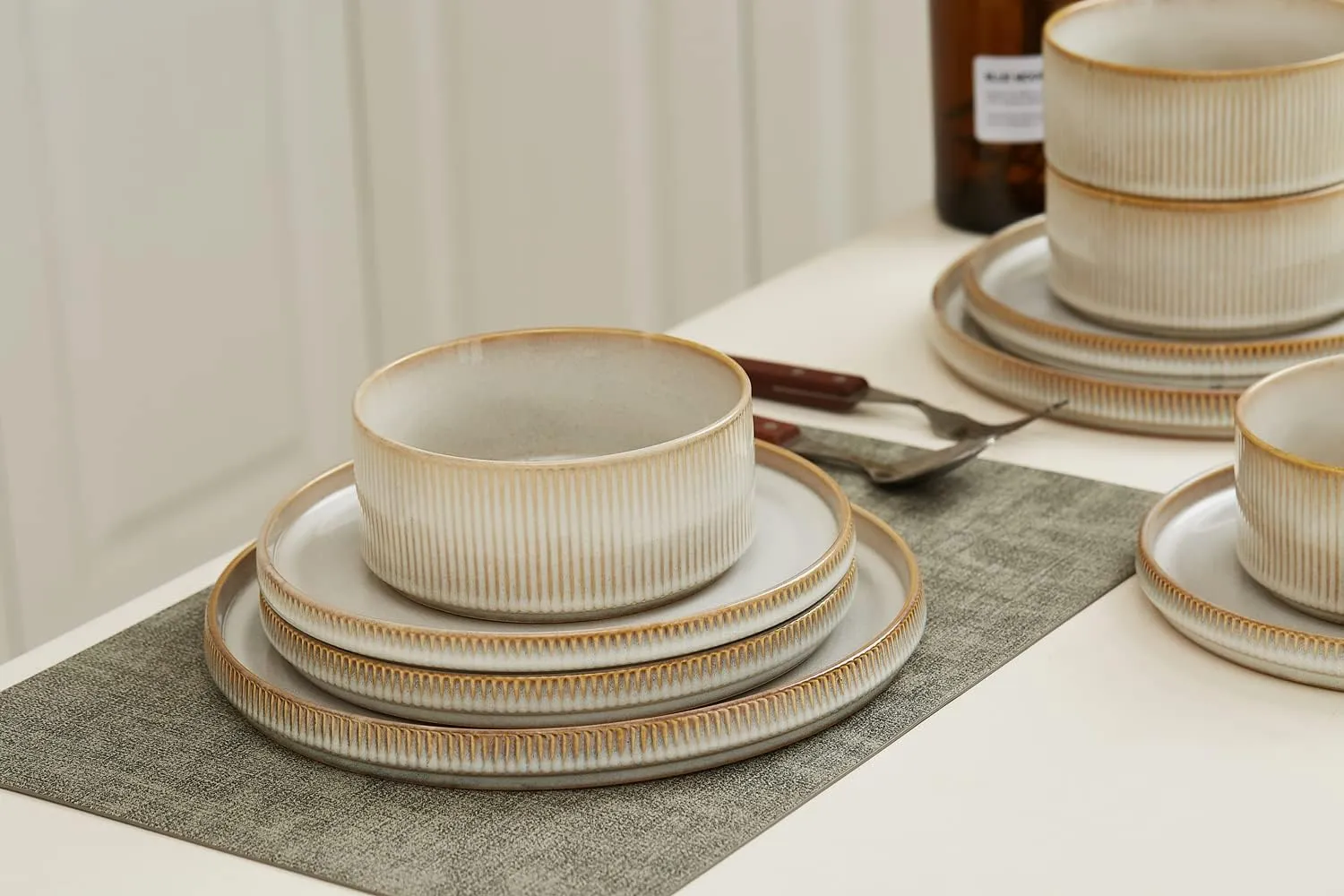 Famiware Star Plates and Bowls Sets, Modern Stoneware Dinnerware Sets for 6, 18-Piece Kitchen Dish Sets - Chip and Scratch Resistant, Microwave and Dishwasher Safe Tableware Set, Cappuccino White