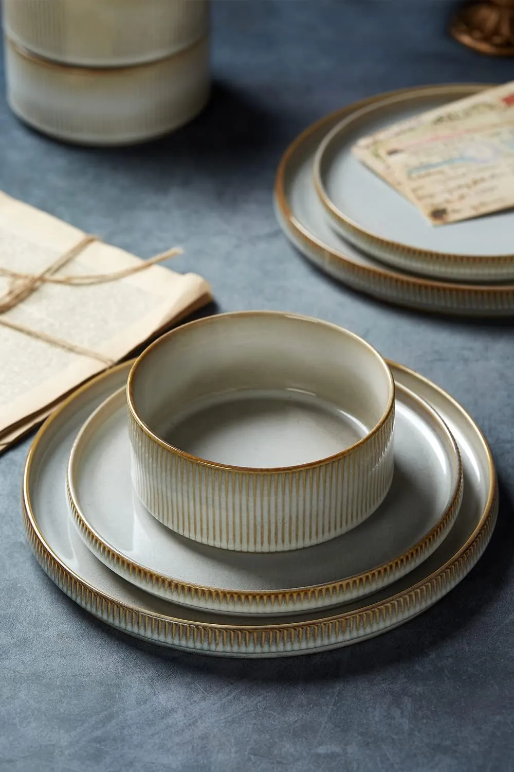 Famiware Star Plates and Bowls Sets, Modern Stoneware Dinnerware Sets for 6, 18-Piece Kitchen Dish Sets - Chip and Scratch Resistant, Microwave and Dishwasher Safe Tableware Set, Cappuccino White