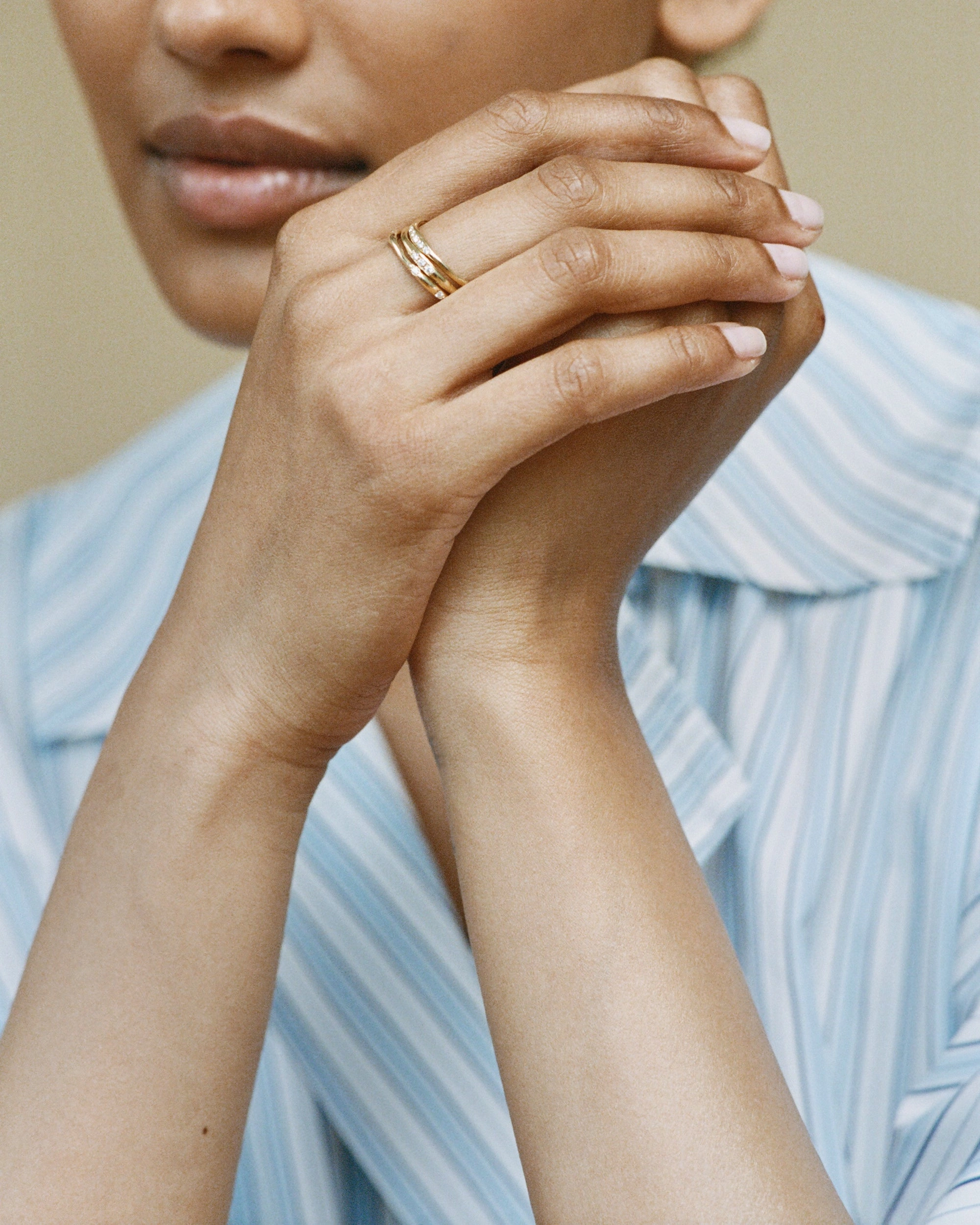 Organic ring with three white diamonds in 18 ct. gold